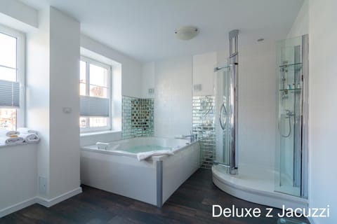 Shower, Hot Tub, Bathroom, Bath, towels