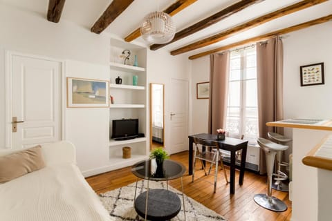 Bed, TV and multimedia, Living room, Photo of the whole room, Seating area, Dining area, Bedroom, fireplace, air conditioner