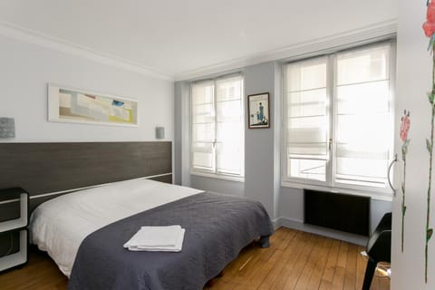 Bed, TV and multimedia, Photo of the whole room, Bedroom, towels