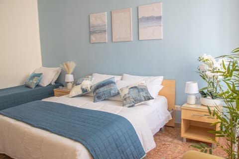Bed, Coffee/tea facilities, Photo of the whole room, Bedroom, wardrobe, air conditioner