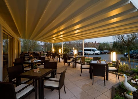 Restaurant/places to eat, Restaurant/places to eat, Balcony/Terrace