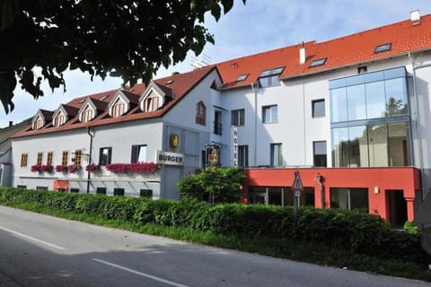 Facade/entrance