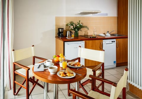 Kitchen or kitchenette, Living room, Food and drinks, Seating area, Dining area, Food, minibar, pet friendly, stove