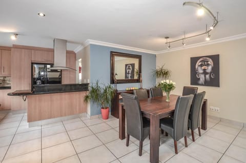 Kitchen or kitchenette, Seating area, Dining area