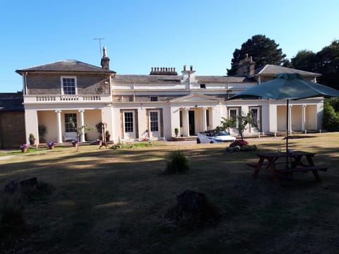 Property building, Patio, Facade/entrance, Garden, Balcony/Terrace