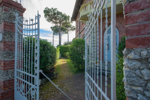 Facade/entrance, Garden