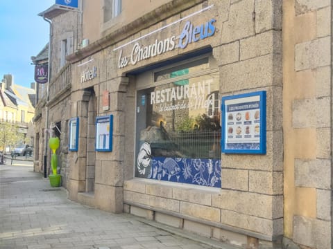 Logis Hôtel Les Chardons Bleus RESTAURANT LE BISTROT DE LA MER Hotel in Finistere