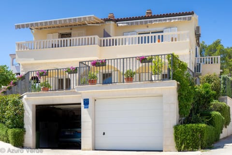 Facade/entrance, Street view, Certificate/Award, Parking