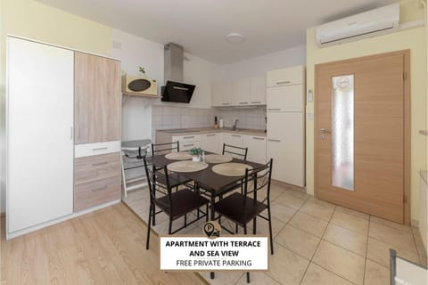 Kitchen or kitchenette, Dining area, oven, stove, air conditioner