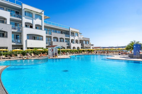 Property building, Pool view, Swimming pool, Entertainment