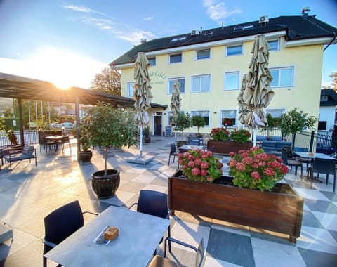 Property building, Patio, Location