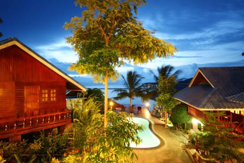 Facade/entrance, Swimming pool