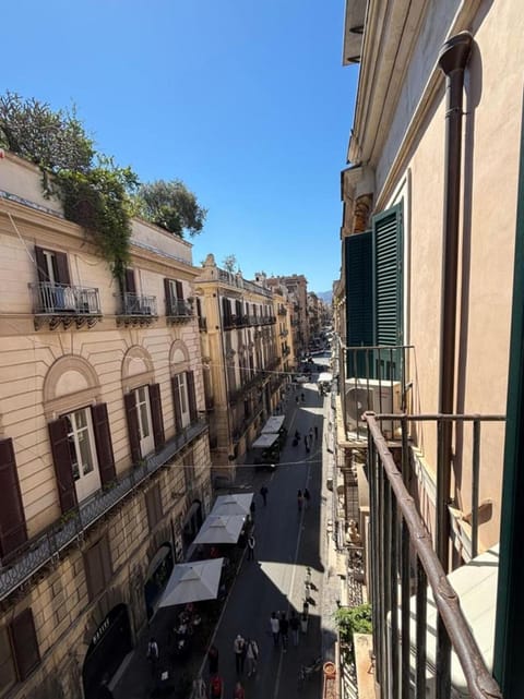 Property building, Balcony/Terrace, Street view, Location