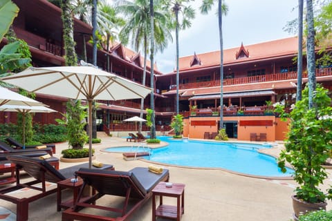 Facade/entrance, Swimming pool
