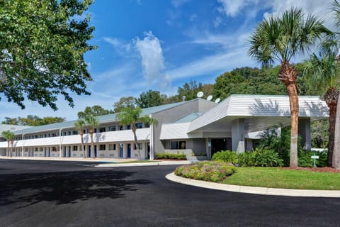 Property building, Facade/entrance, Day