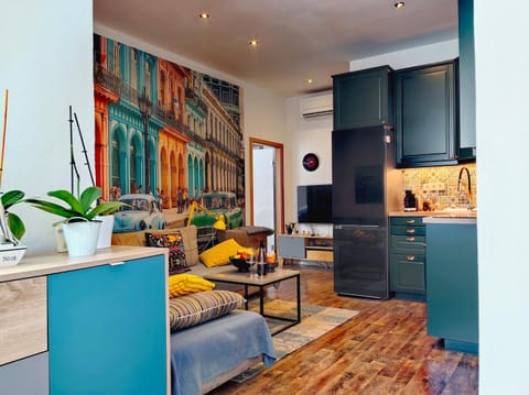 TV and multimedia, Kitchen or kitchenette, Living room, Seating area
