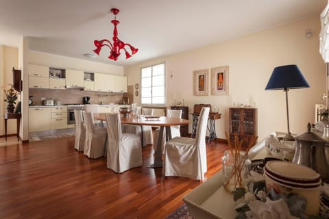 Kitchen or kitchenette, Living room, Seating area, Dining area