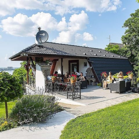 Riverside Pool Villa Apartment in Novi Sad