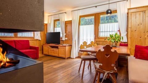 TV and multimedia, Living room, Seating area, Dining area