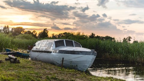 Nearby landmark, Neighbourhood, Natural landscape, Natural landscape, Summer, BBQ facilities, Beach, Hiking, Lake view, Sunrise, Sunset