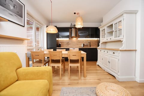 Kitchen or kitchenette, Dining area, minibar, stove