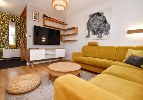 TV and multimedia, Living room, Seating area, Evening entertainment