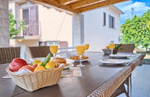 Apartmani MARINA Bed and Breakfast in Okrug Gornji