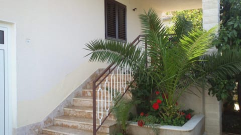Apartmani MARINA Bed and Breakfast in Okrug Gornji
