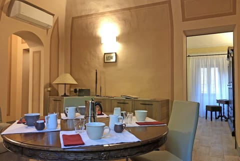 Coffee/tea facilities, Dining area