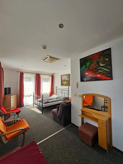 Other, Photo of the whole room, Decorative detail, Decorative detail, Text overlay, Garden view, Breakfast, Buffet breakfast, Family