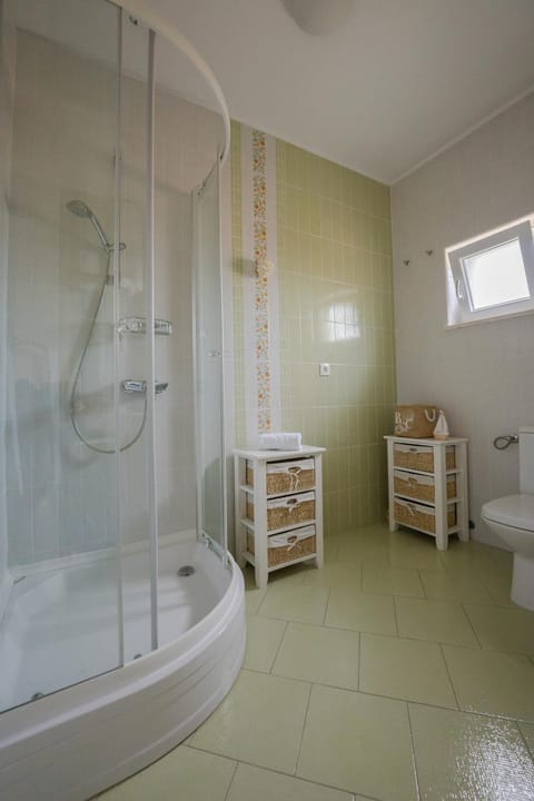Shower, Toilet