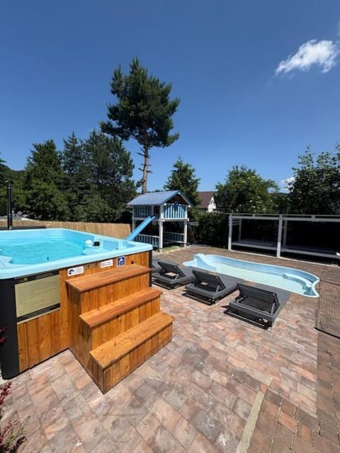 Pool view, Swimming pool, sunbed