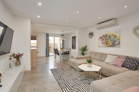 TV and multimedia, Living room, Seating area, Dining area, air conditioner
