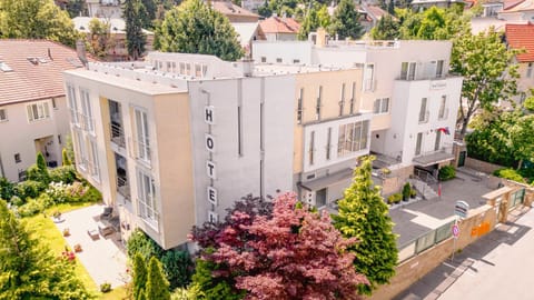Property building, Facade/entrance, Day, Summer, Area and facilities, Location