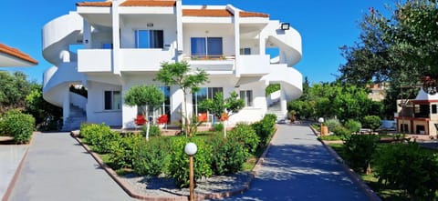 Property building, Facade/entrance, Day, BBQ facilities, Garden, Garden, Balcony/Terrace, Balcony/Terrace, On site, Garden view, Garden view, Time of day, Sunrise