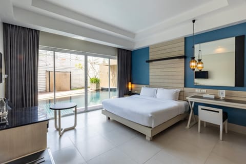 Bed, Photo of the whole room, Seating area, Bedroom