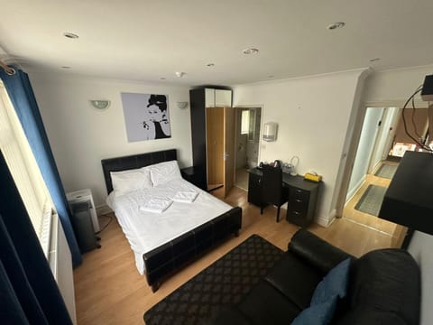 3 Luxury En-suite Bedrooms Vacation rental in Cardiff