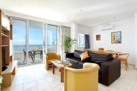 Communal lounge/ TV room, Sea view