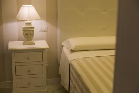 Bed, Photo of the whole room, Decorative detail, Bedroom, Area and facilities