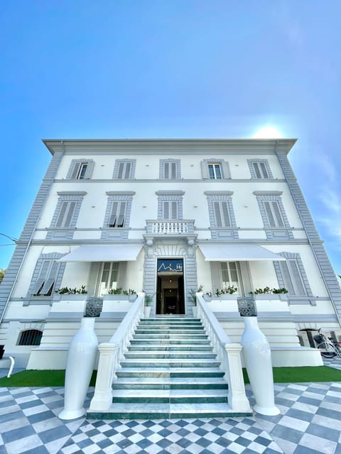 Property building, Facade/entrance, Day