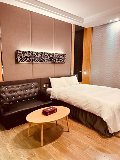 Bed, Seating area, Bedroom