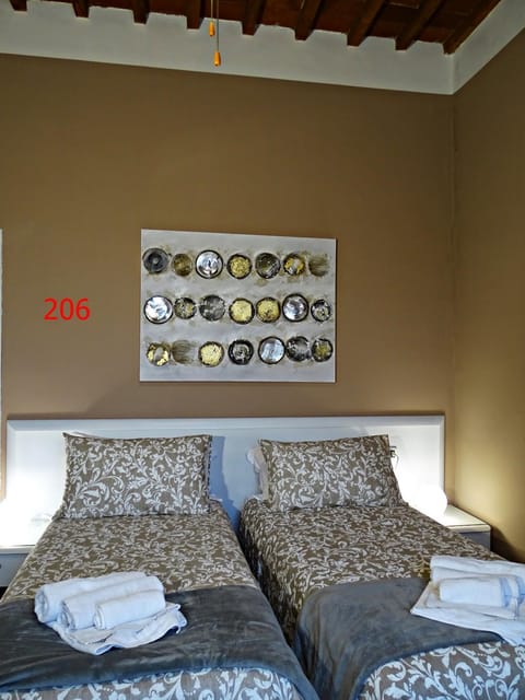 Photo of the whole room, towels