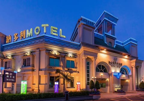 Property building, Nearby landmark, Facade/entrance, Night, Property logo or sign, View (from property/room), Landmark view