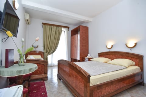 Bed, TV and multimedia, Photo of the whole room, Bedroom, air conditioner