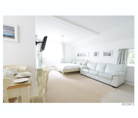 Toilet, TV and multimedia, Coffee/tea facilities, Kitchen or kitchenette, Seating area, Dining area, Bedroom