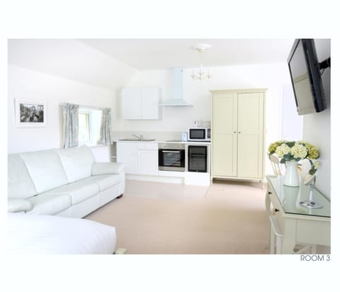 Shower, Toilet, TV and multimedia, Coffee/tea facilities, Seating area, Dining area, Bedroom