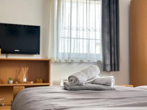 Bed, TV and multimedia, Bedroom, towels