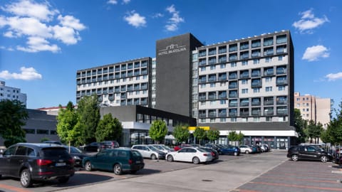 Property building, Facade/entrance, Off site, Day, Location, Parking