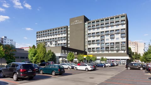 Property building, Facade/entrance, Off site, Day, Location, Parking