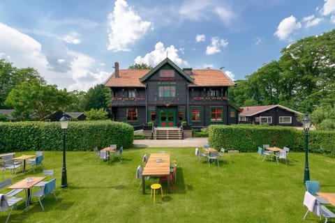 Property building, Facade/entrance, Garden, Garden, Garden view
